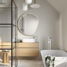 Moderne Badezimmergestaltung mit eleganten Akzenten und Pflanzen Ein modernes Badezimmer mit einer eleganten Badewanne, einem Holzwaschtisch und einer großen, runden Spiegelfläche.