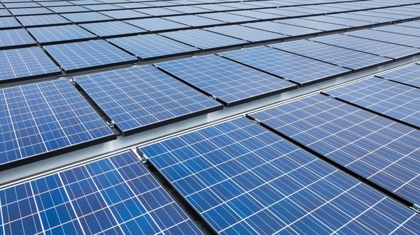 Eine Photovoltaikanlage einer großen Fläche