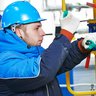 Facharbeiter bei der Wartung von Rohrleitungen in der Industrie Ein Mechaniker im Notdienst der eine Anlage repariert