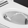 Ein modernes Bidet mit einem Wasserstrahl, der aus der Düse in die Toilettenschüssel spritzt, auf einem weißen Hintergrund.