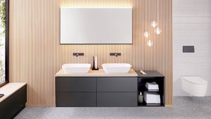 Ein modernes Badezimmer mit zwei weißen Waschbecken auf einem Holzregal, umgeben von eleganten Holzvertäfelungen.