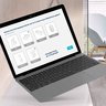 Moderne Badezimmergestaltung mit interaktivem Laptop-Design Ein Laptop schwebt über einem Badezimmerwaschtisch, während eine Auswahl an Badezimmermöbeln auf dem Bildschirm angezeigt wird.